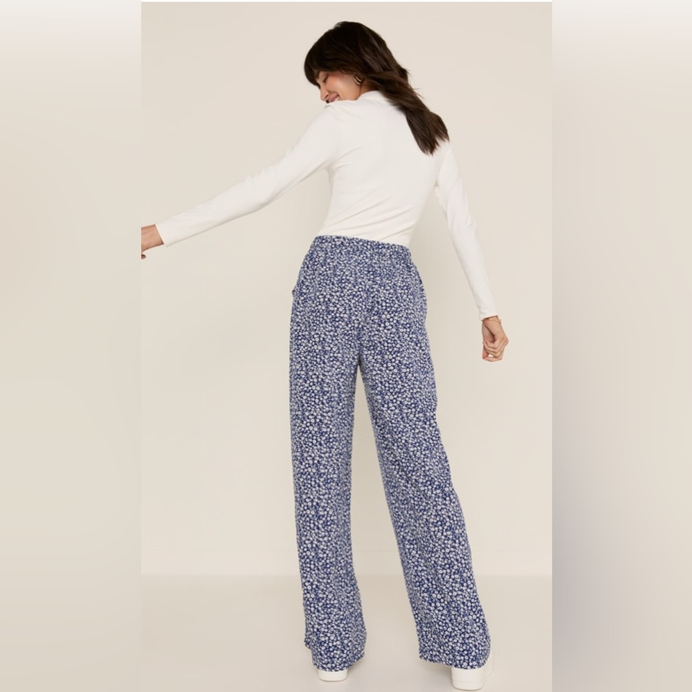 New Francesca’s Bianca Ditsy Floral Navy Blue Print Fluid Pants - Picture 4 of 6